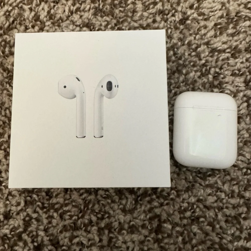 Apple White AirPods Wireless Headset with Charging Case